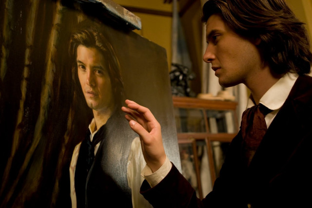 Man holding picture painting room free wallpaper - medium preview image