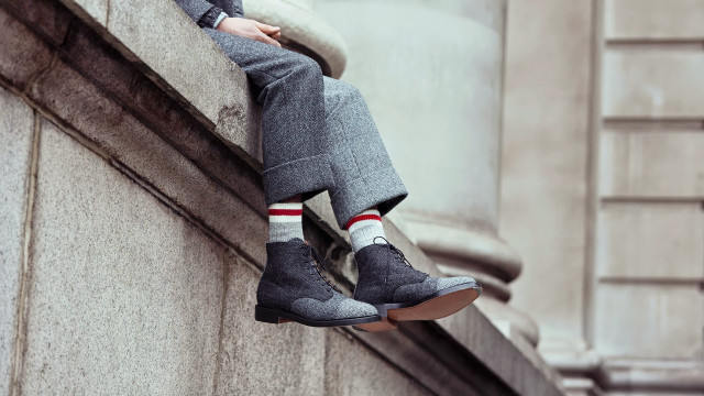 Man sitting on ledge feet free wallpaper - medium preview image