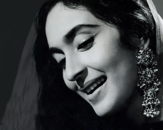 Woman veil earrings smiling camera free wallpaper - medium preview image