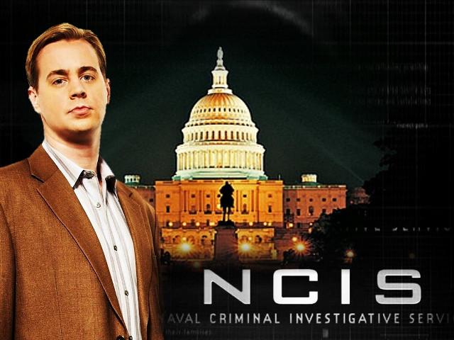 Man in suit capitol building free wallpaper - medium preview image