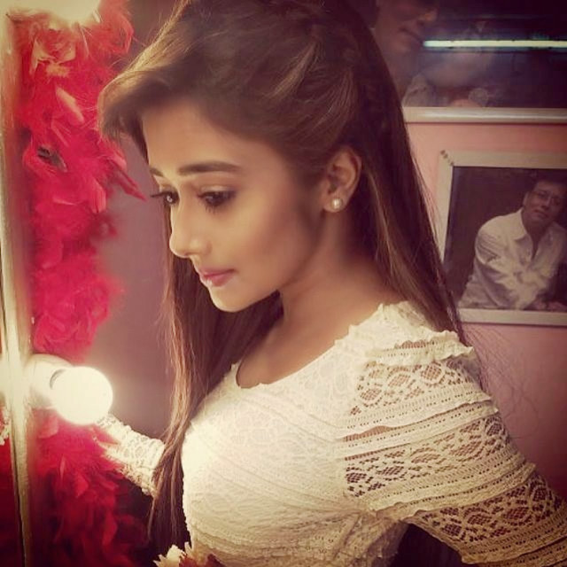 Woman white top mirror red free wallpaper - medium preview image