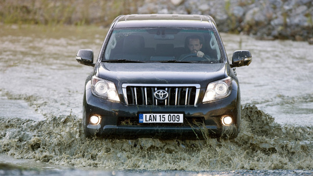 Man driving car flooded area free wallpaper - medium preview image
