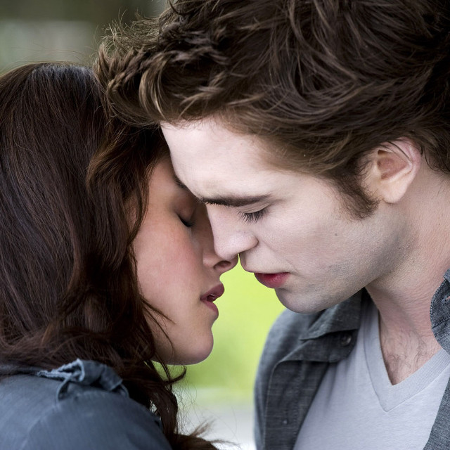 Man woman kissing eyes closed #5 free wallpaper - medium preview image
