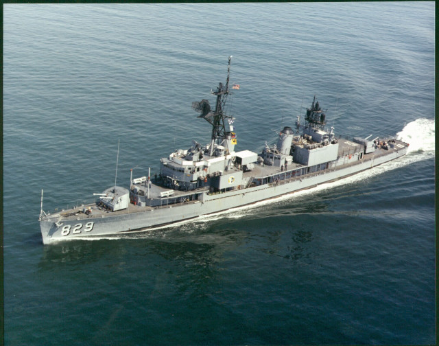 Large boat people water warship free wallpaper - medium preview image