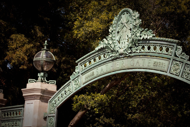 Clock arch light pole cityscape free wallpaper - medium preview image