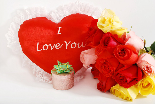 Red heart roses bouquet vase free wallpaper - medium preview image