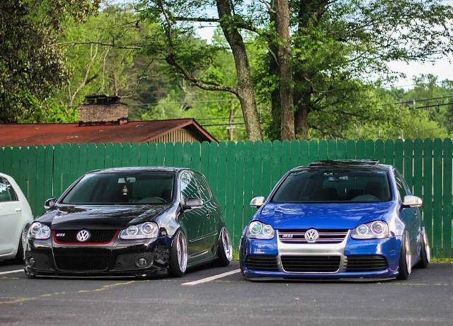 Three cars parking lot green free wallpaper - medium preview image