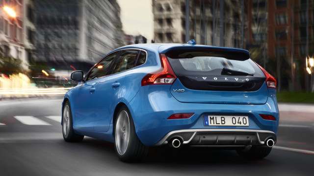 Blue volvo city street night free wallpaper - medium preview image