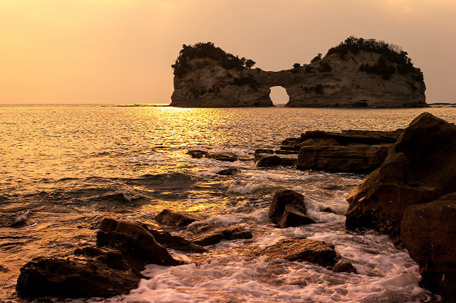 Ocean rock formation sunset clouds free wallpaper - medium preview image