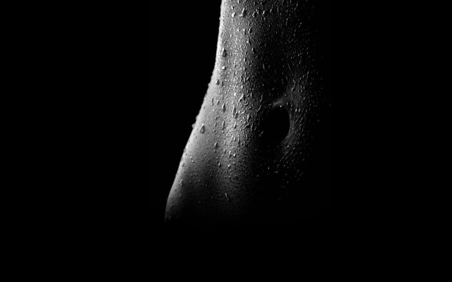 Black white banana water drops free wallpaper - medium preview image