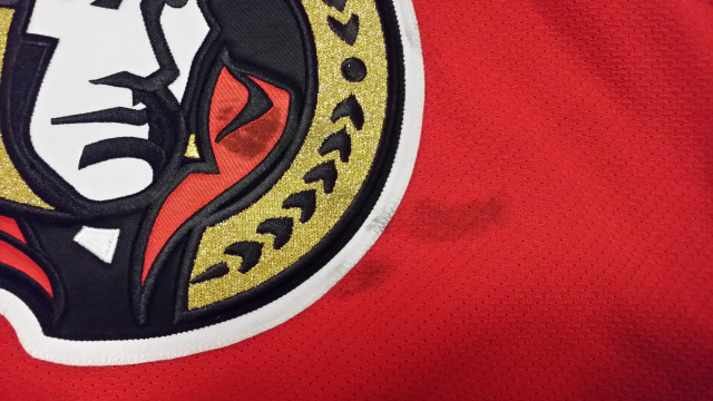 Red jersey logo stripe aurora free wallpaper - medium preview image