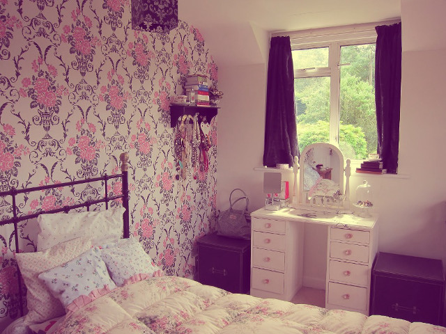 Bedroom with bed comfort cozy #4 free wallpaper - medium preview image