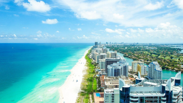 Beach city blue sky water free wallpaper - medium preview image