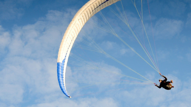 Parasailing cloudy day blue white free wallpaper - medium preview image