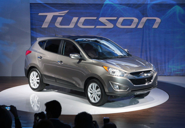 Silver car showroom crowd tucson free wallpaper - medium preview image
