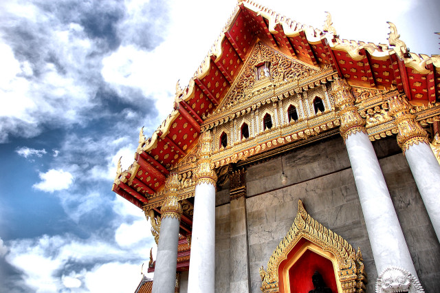 Red door gold roof pillars free wallpaper - medium preview image