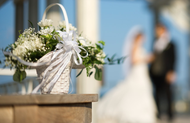 Bride groom flower bokeh depthoffield free wallpaper - medium preview image