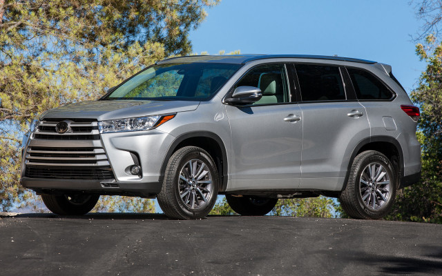 Silver toyota highland hill trees free wallpaper for desktop - medium preview image