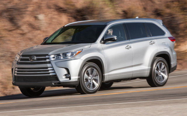 Silver toyota highlander driving hillside free wallpaper - medium preview image