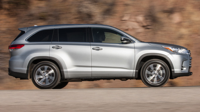 Silver toyota highland mountain road free wallpaper - medium preview image