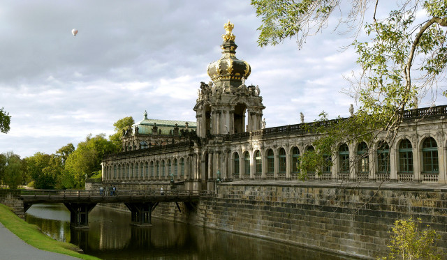 Golden dome river bridge cityscape free wallpaper - medium preview image