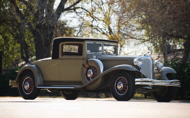 Old model car driveway trees free wallpaper - medium preview image