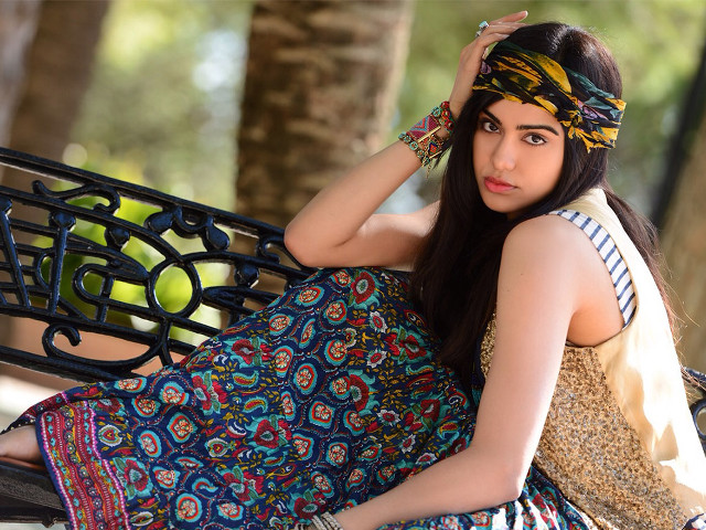 Woman bench headband green apple free wallpaper - medium preview image