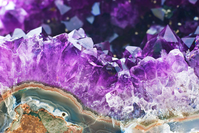 Purple white rock crystals background free wallpaper - medium preview image