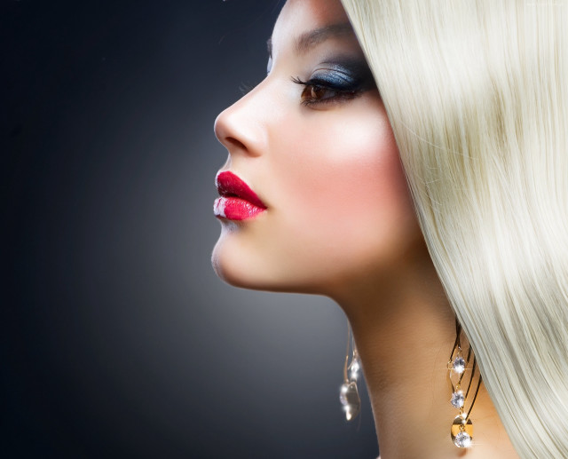 Blonde woman redlipstick rococo sculpture free wallpaper - medium preview image