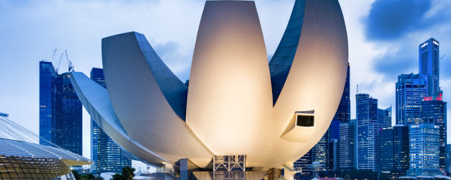 Large white sculpture city skyline free wallpaper - medium preview image