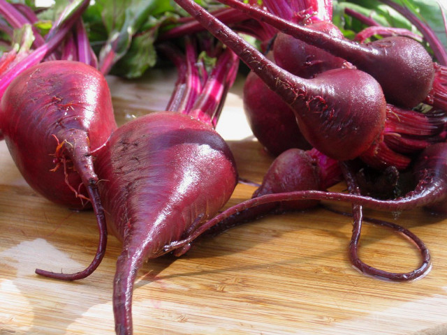 Red onions cutting board greens free wallpaper - medium preview image
