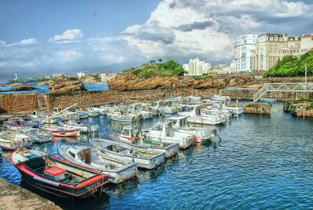 Boats docked harbor city cloudy free wallpaper - medium preview image
