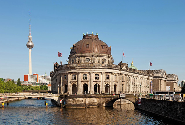 Large building bridge tower clock free wallpaper - medium preview image
