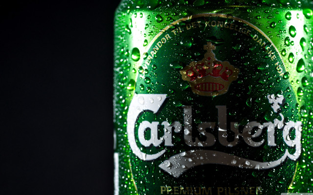 Beer closeup water droplets crown free wallpaper - medium preview image
