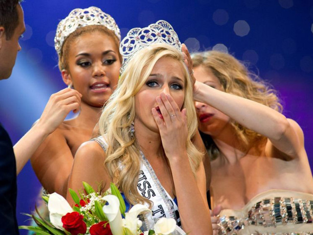 Woman dresses tiaras stage award free wallpaper - medium preview image