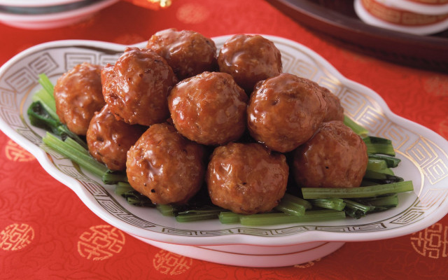 Meatballs green beans red tablecloth free wallpaper - medium preview image