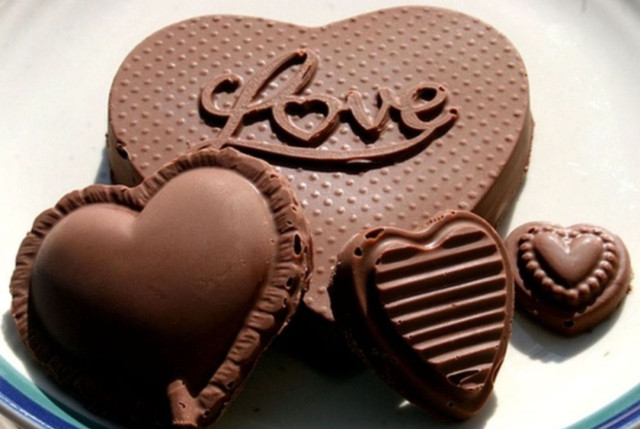 Heart chocolates love sign plate free wallpaper - medium preview image