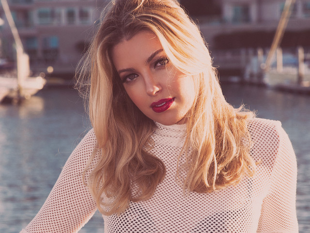 Woman blonde hair red lipstick #5 free wallpaper - medium preview image