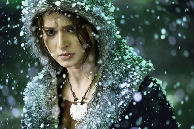 Woman fur coat necklace snow free wallpaper - medium preview image