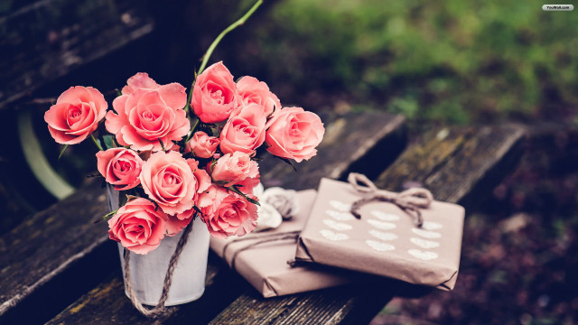 Bouquet roses vase bench gift free wallpaper - medium preview image