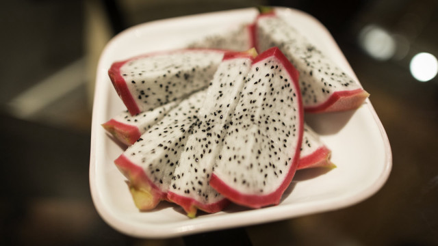 Fruit plate cut half black free wallpaper - medium preview image