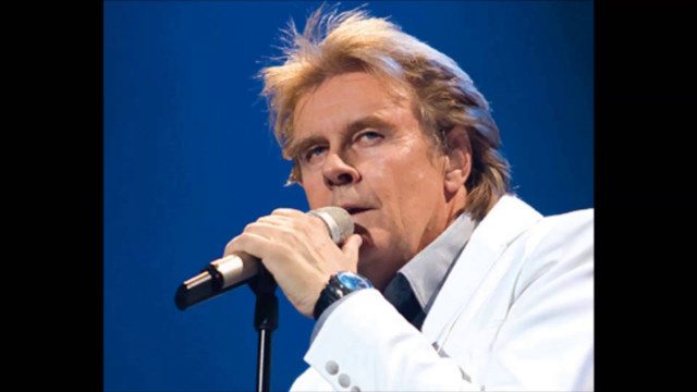White suit singer blonde microphone free wallpaper - medium preview image