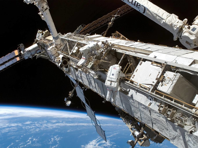 Space station earth view shuttle #2 free wallpaper - medium preview image
