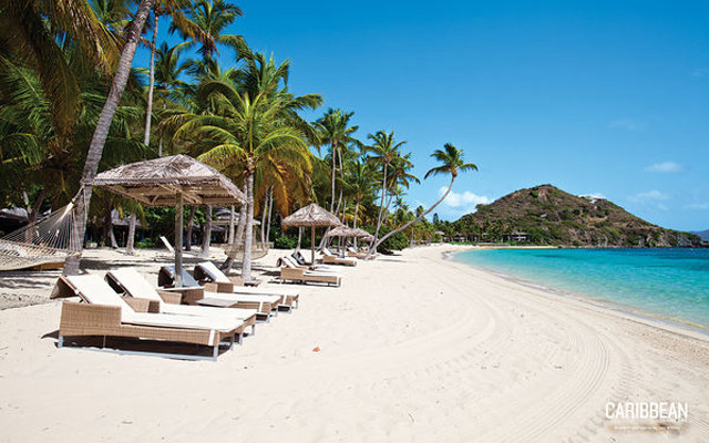 Beach loungers umbrella mountain palm free wallpaper - medium preview image