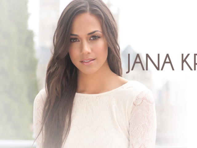 Aramenta dianthe vail woman cityscape free wallpaper - medium preview image