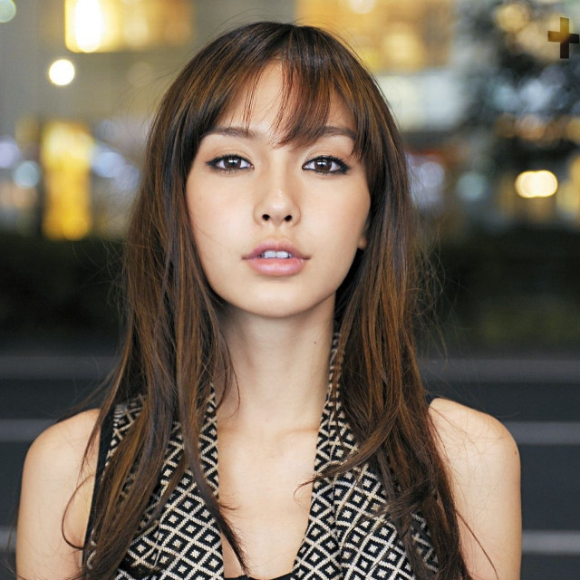 Woman longhair blackwhitedress cityscape portrait free wallpaper - medium preview image