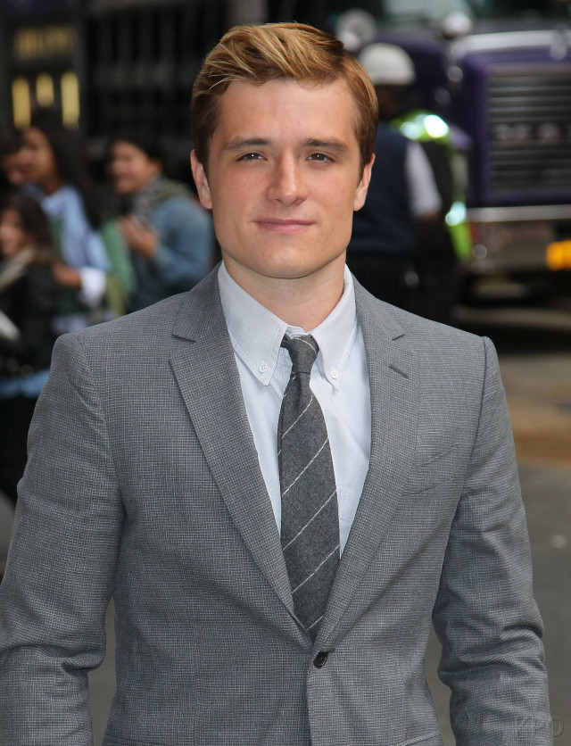 Man suit tie bus street free wallpaper - medium preview image