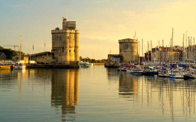 Harbor boats tower building clock free wallpaper - medium preview image