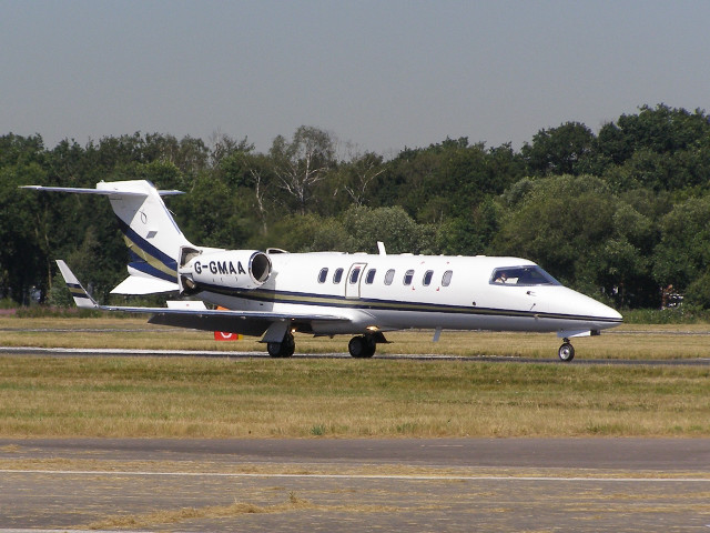 Small private jet runway airport free wallpaper - medium preview image