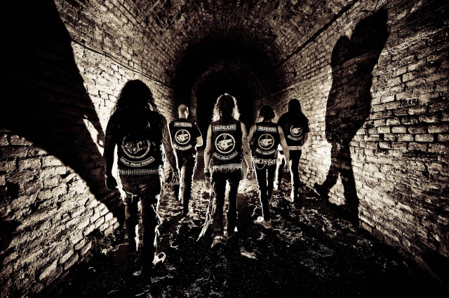 Group people tunnel backs turned free wallpaper - medium preview image